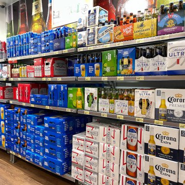 Orlando, FL USA - 26 Ocak 2021: Bir markette bira kasaları.