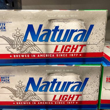 Orlando, FL USA - 26 Ocak 2021: Bir markette Natty Light adında bir Doğal Light Birası vakası.