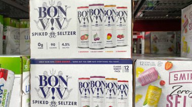 Orlando, FL USA - 31 Ocak 2021: Bir Sams Club mağazasında Bon Viv Hard Spiked Seltzer alkollü içecekler.