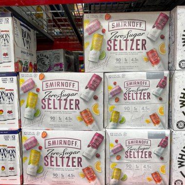 Orlando, FL USA - 31 Ocak 2021: Smirnoff Zero Sugar Seltzer alkollü içecekler bir Sams Club mağazasında.
