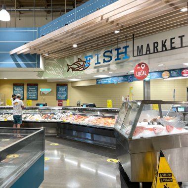 Orlando, FL USA - 24 Ocak 2021: Whole Foods Market 'in Deniz Ürünleri Bölümü.