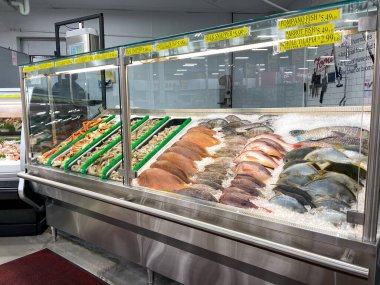 Orlando, FL USA - 18 Ocak 2021: Orlando, Florida 'daki Bravo Market Market' in deniz ürünleri reyonu.