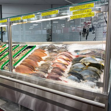 Orlando, FL USA - 18 Ocak 2021: Orlando, Florida 'daki Bravo Market Market' in deniz ürünleri reyonu.