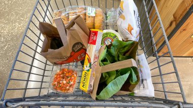 Orlando, FL USA - 18 Ocak 2021: Orlando, Florida 'daki Whole Foods Market' te market alışverişi.