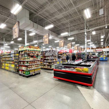 Orlando, FL USA - 18 Ocak 2021: Orlando, Florida 'daki bir Bravo Market Market' in çoklu koridoru.