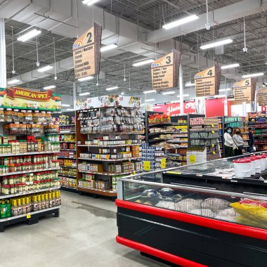 Orlando, FL USA - 18 Ocak 2021: Orlando, Florida 'daki bir Bravo Market Market' in çoklu koridoru.