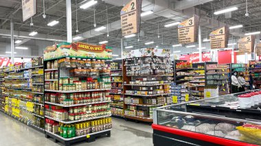 Orlando, FL USA - 18 Ocak 2021: Orlando, Florida 'daki bir Bravo Market Market' in çoklu koridoru.