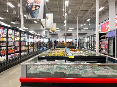 Orlando, FL USA - 18 Ocak 2021: Orlando, Florida 'daki bir Bravo Market Market' in kısa bir özeti.