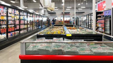 Orlando, FL USA - 18 Ocak 2021: Orlando, Florida 'daki bir Bravo Market Market' in kısa bir özeti.