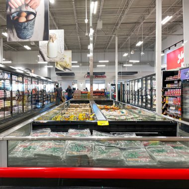 Orlando, FL USA - 18 Ocak 2021: Orlando, Florida 'daki bir Bravo Market Market' in kısa bir özeti.
