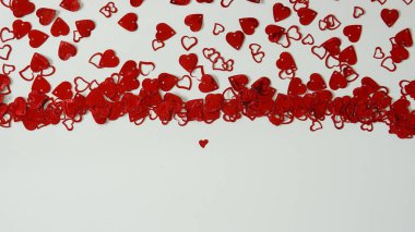 Kırmızı kalp şeklinde bir konfeti sınırında fotokopi alanı var. Konsept sevgililer günü, düğün, yıldönümü, aşk ve romantizm.