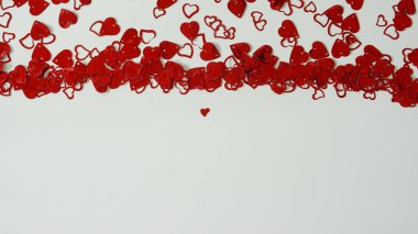 Kırmızı kalp şeklinde bir konfeti sınırında fotokopi alanı var. Konsept sevgililer günü, düğün, yıldönümü, aşk ve romantizm.