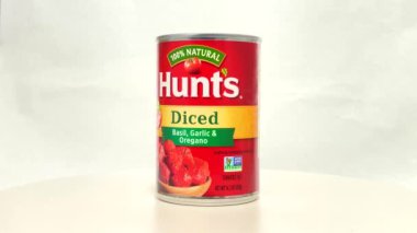 Orlando, FL USA - 10 Şubat 2021: Bir kutu Hunt 's Diced Basil, Sarımsak ve Oregano Domatesleri izole edilmiş beyaz arka planda dönüyorlar