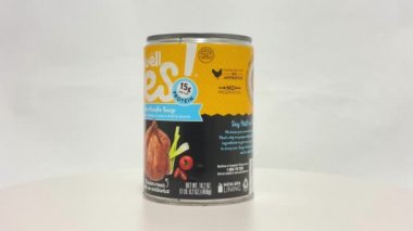 Orlando, FL USA - 10 Şubat 2021: Bir kutu Campbell 's Well Yes Tavuk Erişte Çorbası izole edilmiş beyaz arka planda dönüyor