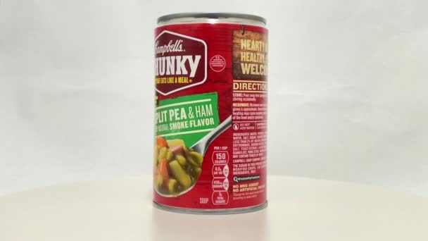 2021年2月10日 美国佛罗里达州奥兰多 坎贝尔的Chunky Split Pea Ham Soup罐头在一个孤立的白色背景下翻滚 — 图库视频影像
