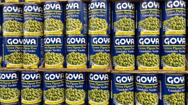 Orlando, FL USA - 8 Şubat 2021: The Goya, Orlando, Florida 'daki bir Walmart Marketinde Yeşil Güvercin Bezelyeleri sergiledi.