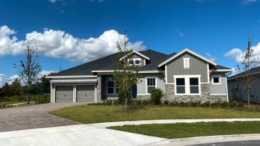 Florida 'daki Nona Orlando Gölü yakınlarındaki Laureate Park' ta lüks bir gri ev..