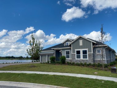 Florida 'daki Nona Orlando Gölü yakınlarındaki Laureate Park' ta lüks bir gri ev..