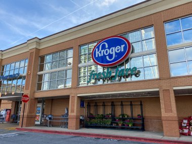 Atlanta, Georgia ABD - 21 Mart 2020: Atlanta, Georgia 'daki Buckhead Kroger marketinin dışı.