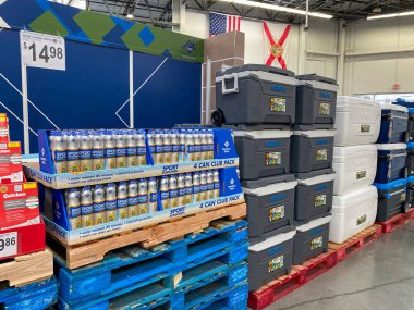 Orlando, FL USA- 23 Mart 2020: Üyeler Mark Spor Güneş kremi spreyi ve Igloo Coolers 'ın Orlando, Florida' daki bir Sams Club mağazasında sergilenmesi.