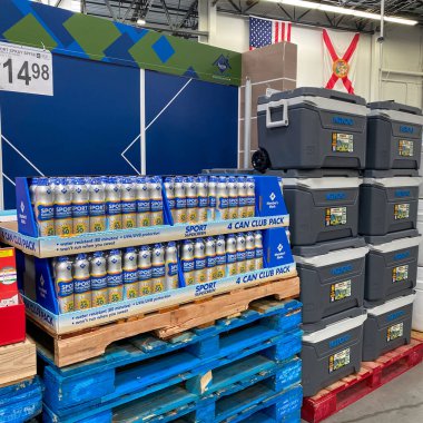 Orlando, FL USA- 23 Mart 2020: Üyeler Mark Spor Güneş kremi spreyi ve Igloo Coolers 'ın Orlando, Florida' daki bir Sams Club mağazasında sergilenmesi.