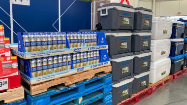 Orlando, FL USA- 23 Mart 2020: Üyeler Mark Spor Güneş kremi spreyi ve Igloo Coolers 'ın Orlando, Florida' daki bir Sams Club mağazasında sergilenmesi.