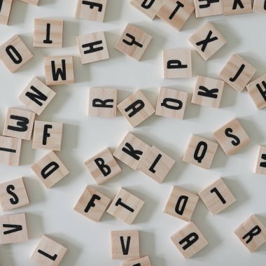 Beyaz arka planda ahşap harfler. Eğitim, iş ve okuma kavramları.