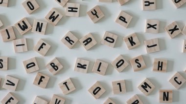 Beyaz arka planda ahşap harfler. Eğitim, iş ve okuma kavramları.