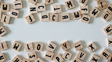 Açılmış tahta harfler beyaz arka planda kopyalama alanı olarak kullanılabilir..