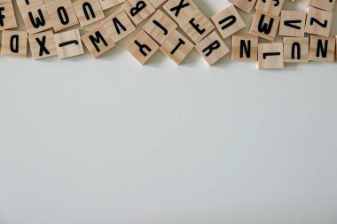 Açılmış tahta harfler beyaz arka planda kopyalama alanı olarak kullanılabilir..