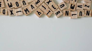 Açılmış tahta harfler beyaz arka planda kopyalama alanı olarak kullanılabilir..