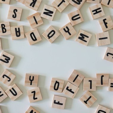 Açılmış tahta harfler beyaz arka planda kopyalama alanı olarak kullanılabilir..