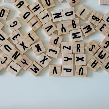 Açılmış tahta harfler beyaz arka planda kopyalama alanı olarak kullanılabilir..