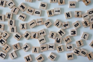 Beyaz arka planda ahşap harfler. Eğitim, iş ve okuma kavramları.