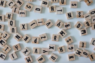 Beyaz arka planda ahşap harfler. Eğitim, iş ve okuma kavramları.