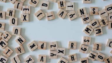 Açılmış tahta harfler beyaz arka planda kopyalama alanı olarak kullanılabilir..