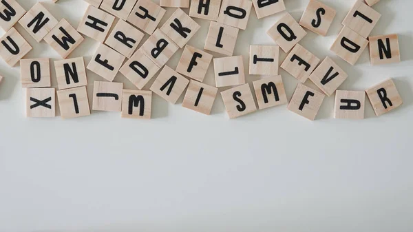 Holzbuchstaben Mit Offenem Raum Der Als Kopierraum Auf Weißem Grund — Stockfoto