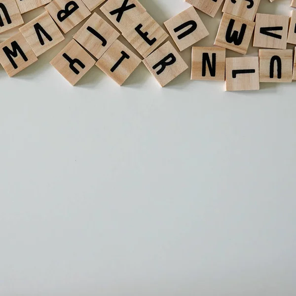 Holzbuchstaben Mit Offenem Raum Der Als Kopierraum Auf Weißem Grund — Stockfoto
