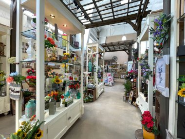 Orlando, FL USA - 27 Şubat 2021: Florida, Orlando 'daki Nona Gölü bölgesinde bir Ace Hırdavat Dükkanı' nın bahar ve yaz iç dekorasyon bölümü.