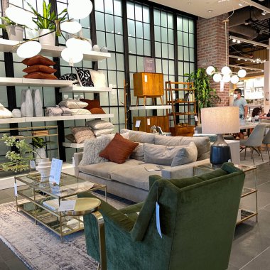 Orlando, FL USA- 6 Mart 2021: Orlando, Florida 'daki West Elm Orta Çağ Modern mobilya mağazasında bir kanepe, sandalye ve masa sergisi.
