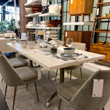 Orlando, FL USA- 6 Mart 2021: Orlando, Florida 'daki West Elm Midcentury Modern mobilya mağazasında bir yemek masası ve sandalyeler sergileniyor.