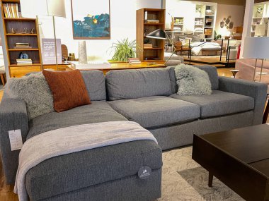 Orlando, FL USA- 6 Mart 2021: Orlando, Florida 'daki West Elm Orta Çağ Modern mobilya mağazasında bir bölüm kanepe ve masalar.
