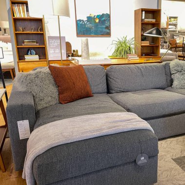 Orlando, FL USA- 6 Mart 2021: Orlando, Florida 'daki West Elm Orta Çağ Modern mobilya mağazasında bir bölüm kanepe ve masalar.