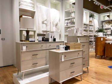 Orlando, FL USA- 6 Mart 2021: Orlando, Florida 'daki West Elm Modern mobilya mağazasında bir yatak odası sergisi.