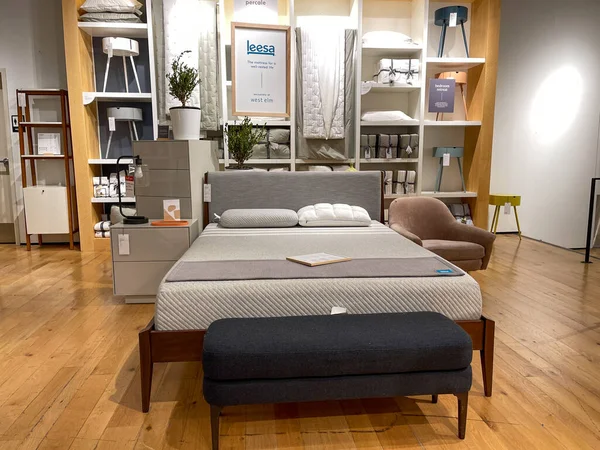 Orlando Usa March 2021 Bedroom Display West Elm Midcentury Modern — Stock Photo, Image