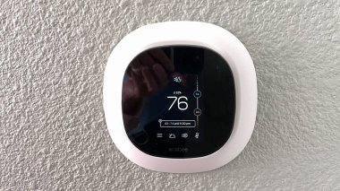 Atlanta, GA USA - 26 Mart 2021: Bir evde Ecobee akıllı termostat.