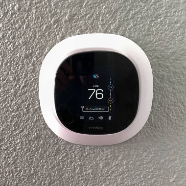 Atlanta, GA USA - 26 Mart 2021: Bir evde Ecobee akıllı termostat.