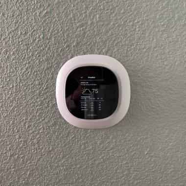 Atlanta, GA USA - 26 Mart 2021: Bir evde Ecobee akıllı termostat.
