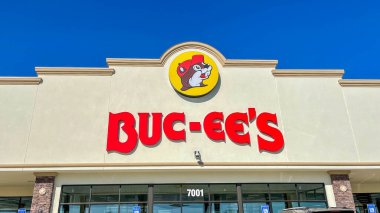 Fort Valley, GA ABD-29 Mart 2021: Buc ees benzin istasyonu, fast food restoranı ve yiyecek, içecek, atıştırmalık, süs eşyası ve giysi satan bir bakkal..
