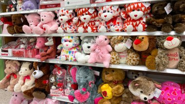 Orlando, FL USA - 4 Şubat 2021: Orlando, Florida 'daki Publix marketinde Sevgililer Günü hediyeleri.